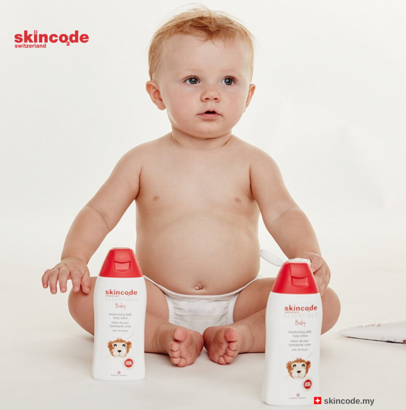 Lotion dưỡng ẩm kép bảo vệ làn da mỏng manh của bé Skincode essentials baby moisturizing daily body lotion